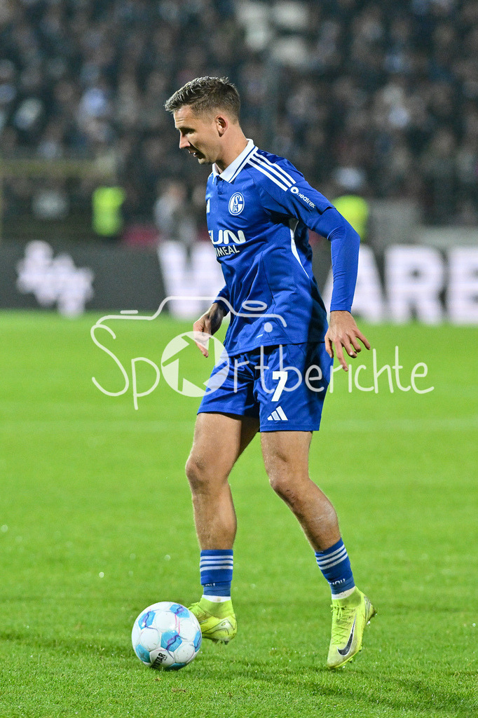 SSV Ulm 1846 Fussball - FC Schalke 04 | am Ball Paul SEGUIN (FC Schalke #7) / Freisteller / Einzelfoto / 2. Bundesliga: SSV Ulm 1846 Fussball - FC Schalke 04, Donaustadion am 01.11.2024