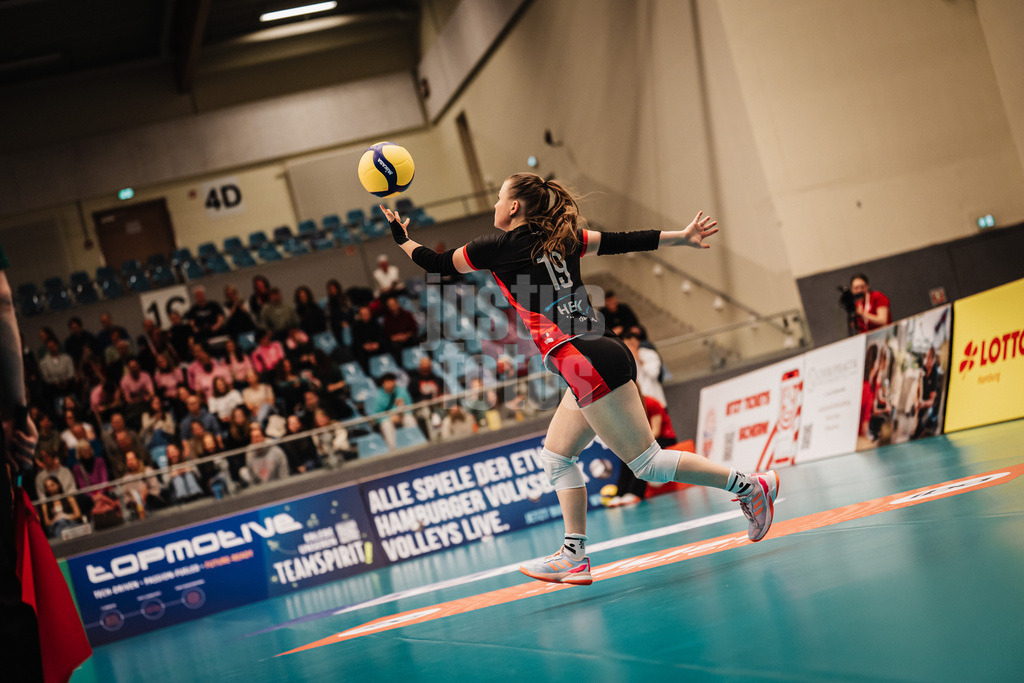 Volleyball | Frauen | Saison 2025/2026 | Volleyball Bundesliga | ETV Hamburger Volksbank Volleys vs. VC Wiesbaden | 14.03.2026 | Feli Anne Clemann (#19, ETV Hamburger Volksbank Volleys) beim Aufschlag