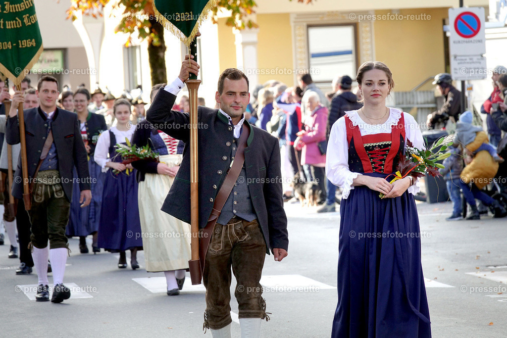 c-news-2022-Okt16-LJ_Erntedank_Reutte-FAHNENTRAGER-DSD04620 | Info aus dem Bezirk Reutte/Ausserfern Tirol sowie eine umfangreiche Bilddatenbank über die gesamte Region: Lechtal, Talkessel Reutte, Tannheimertal, Zwischentoren. Lech, Plansee, Zugspitze, Grenztunnel, B179, Fernpassstraße, Verkehr, Lawinen, Tradition, - Realisiert mit Pictrs.com