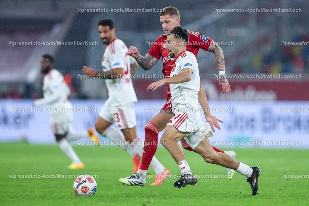F9503102501329 | 03.10.2025, Fußball, Fortuna Düsseldorf - 1.FC Nürnberg, 2. Fußball Bundesliga, Merkur Spiel-Arena, Saison 2025 2026: Jordy de Wijs (Fortuna Düsseldorf #30) im Zweikampf gegen  Berkay Yilmaz (1FC Nuernberg #21)  DFB regulations prohibit any use of photographs as image sequences and or quasi-video.