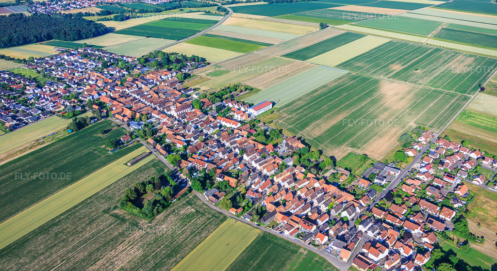 Luftbild: Ortsansicht von Nordosten im Ortsteil Hayna in Herxheim im Bundesland Rheinland-Pfalz in Deutschland. – Foto: IMG_157311.jpg vom 18.06.2026 durch Werner Riehm/FLY-FOTO.de – Auflösung des Originals: 6000 x 3275 px