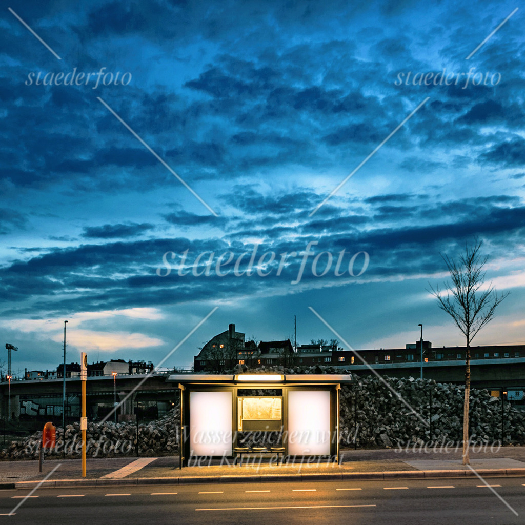 HaltestelleHeidestrBlaueStunde3_du_strahlst_Berlin | Der Fotograf für Portraitfotografie aus Berlin | staederfoto.de - Realisiert mit Pictrs.com