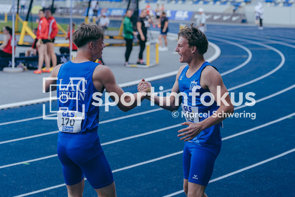 DM U23 U18 Bochum 2026 | Danilo Hübner (LAC BERLIN) und Moritz Mittelstädt (LAC BERLIN) in der Freude nach dem Wettkampf bei den Deutschen Meisterschaften der U18 &amp; U23 2026 im Lohrheidestadion in Bochum-Wattenscheid. - Realisiert mit Pictrs.com