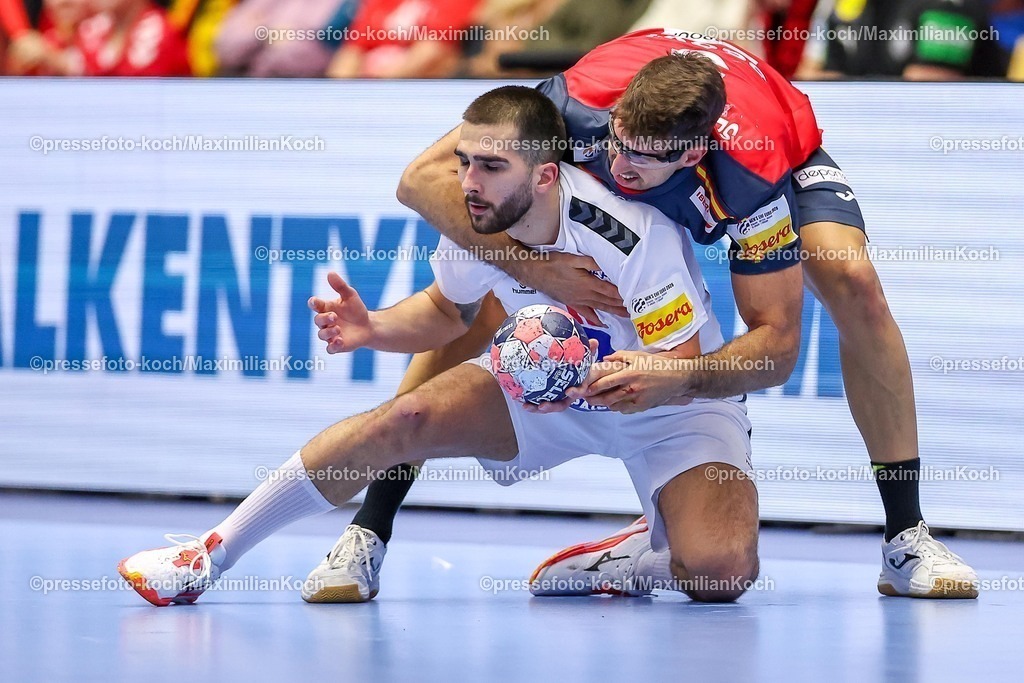EHF15012601099 | 15.01.2026, Handball, Men's EHF EURO 2026, Spanien - Serbien, Jyske Bank Boxen in Herning, Dänemark, Preliminary Round:  Antonio Serradilla Cuenca (Espania #05) stolpert über  Uros Kojadinovic (Serbien #15)  