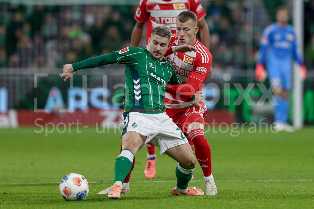 Fussball, Bundesliga, SV Werder Bremen - 1. FC Union Berlin | v.li.: Romano Schmid (SV Werder Bremen, 20) und Tim Skarke (1. FC Union Berlin, 21) im Zweikampf, Duell, Dynamik, Aktion, Action, Spielszene, DIE DFL-RICHTLINIEN UNTERSAGEN JEGLICHE NUTZUNG VON FOTOS ALS SEQUENZBILDER UND/ODER VIDEOÄHNLICHE FOTOSTRECKEN. DFL REGULATIONS PROHIBIT ANY USE OF PHOTOGRAPHS AS IMAGE SEQUENCES AND/OR QUASI-VIDEO.