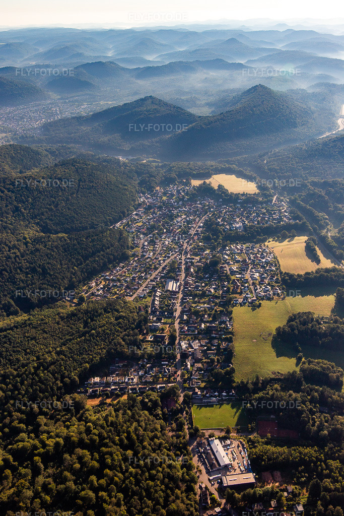 Luftbild: Ortsansicht von Südwesten in Ruppertsweiler im Bundesland Rheinland-Pfalz in Deutschland. Foto: IMG_143138.jpg vom 06.08.2024 durch Werner Riehm/FLY-FOTO.de