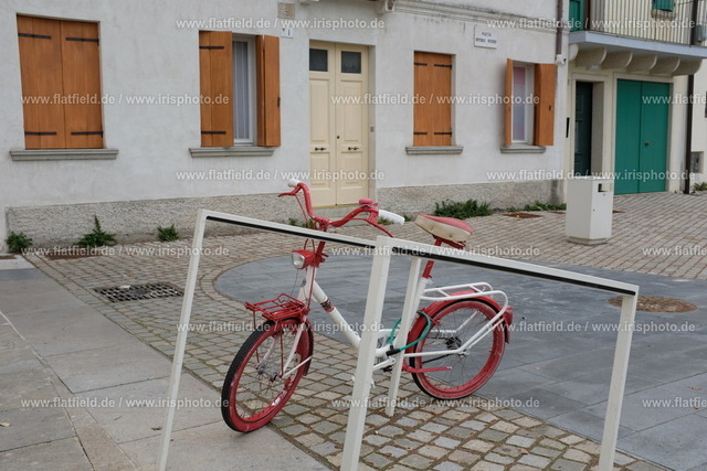 Rotes Fahrrad | Straßenfotografie aus Udine