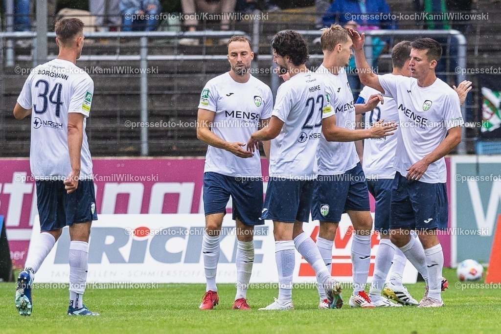 xkwi12072501004 | 12.07.2025, xkwix, Fußball, Testspiel, FC Gütersloh - VfL Osnabrück, Ohlendorf Stadion im Heidewald: Torjubel nach dem Tor zum 1:1 durch Luis Frieling ( FC Gütersloh #21 )