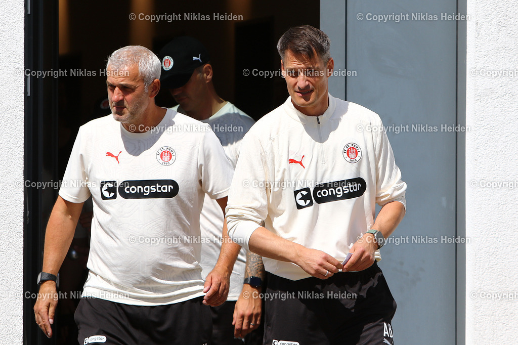 NH_FCStPauli_Training_08072024 | Alexander Blessin (Trainer, FC St. Pauli) und links daneben Co-Trainer Peter Nemeth.Fußball I Herren I Training I Saison 2024-2025 I FC St. Pauli I 08.07..2024 I Trainingszentrum FC St. Pauli