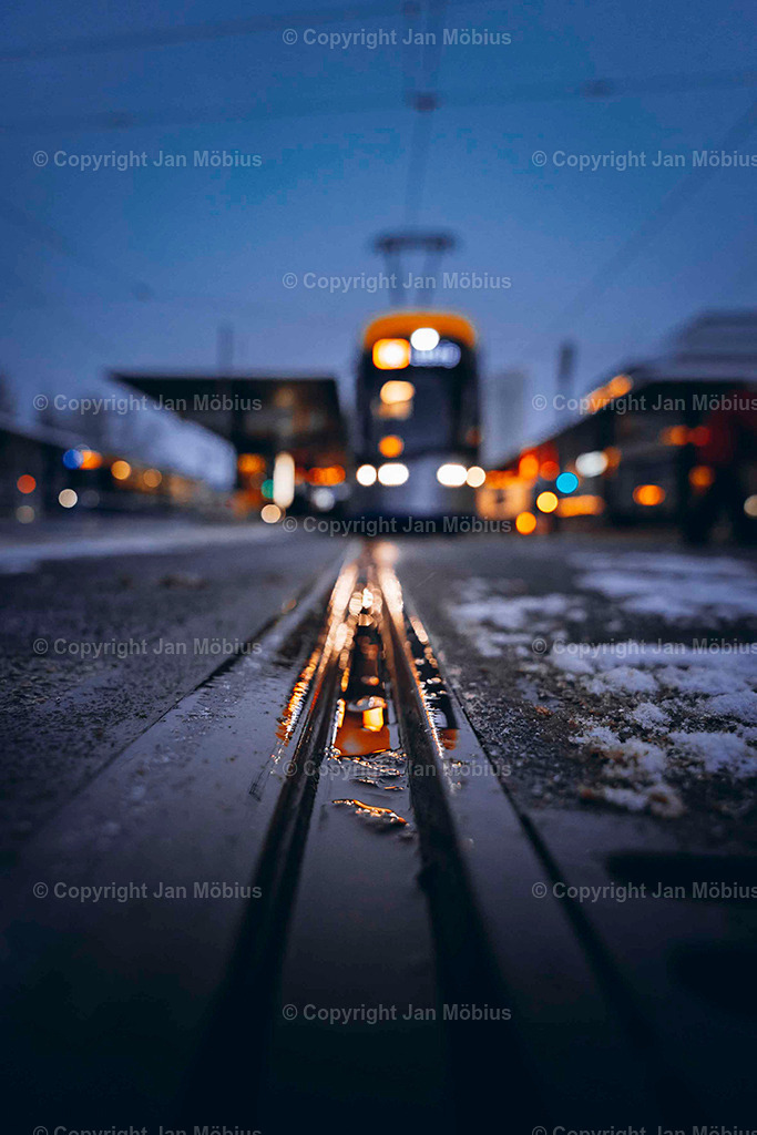 Leipziger Hauptbahnhof | Der Leipziger Hauptbahnhof ist nicht nur ein Verkehrsknotenpunkt, sondern auch architektonisch und stadtgeschichtlich ein echtes Highlight. Sein Vorplatz ist Drehscheibe für Menschen, Linien, City-Flair und Shopping – ein Ort voller Dynamik mitten im Herzen der Stadt.  - Realisiert mit Pictrs.com