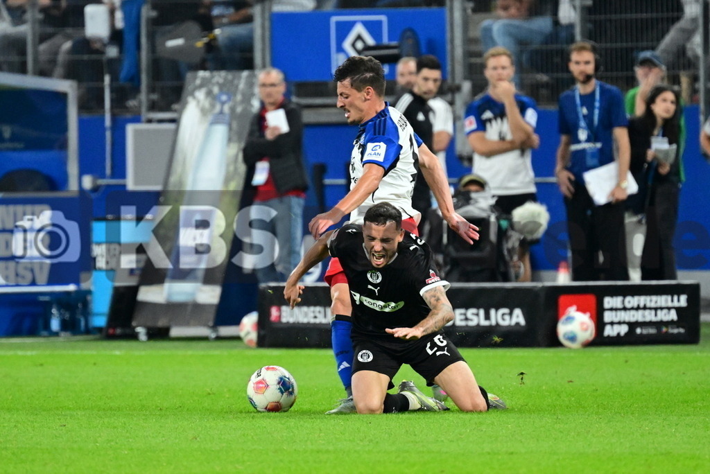 KBS Picture_HSV-FCStPauli_043 | v.l. Gocholeishvili Giorgi (HSV) spielt foul gegen Pereira Lage Mathias (St.Pauli) und bekommt gleich die Gelb/Rote Karte ,Sportplatz :  Volksparkstadion,Hamburger Derby, - Realisiert mit Pictrs.com