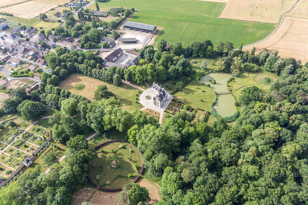 Aerial view: Buildings and castle park of the castle in Saint-Cyr-du-Gault in the state Loir et Cher, France. – Photo: IMG_101178.jpg taken on 06/24/2017 by Werner Riehm/FLY-FOTO.com – Resolution of the original: 5013 x 3342 px
