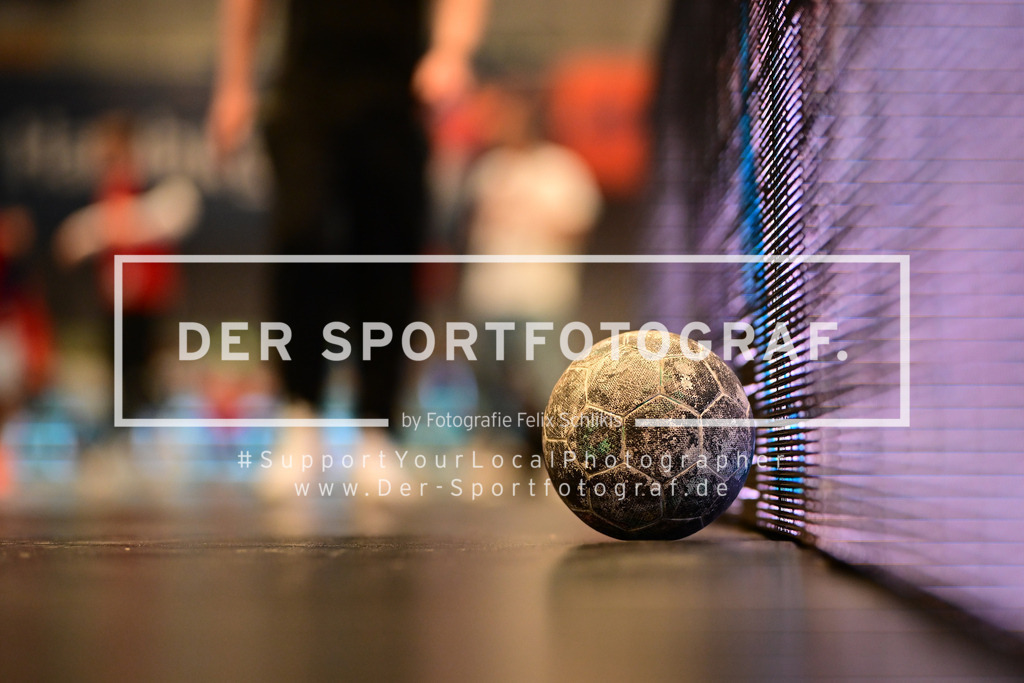 Handball I Herren I Saison 2024-2025 I Bundesliga I 23. Spieltag I HSV Hamburg - MT Melsungen I 26222 | Symbol, Symbolfoto, Symbolbild, Sinnbild, Bildsymbol, Darstellung, Signum, handball, ball, bälle, handball auf dem Boden, halle, hallenboden, harz, harzball, harzundherzlich, harzen, ballen, Backe, Haftmittel, Handball auf Platte, Handball auf Hallenboden,  - Realisiert mit Pictrs.com