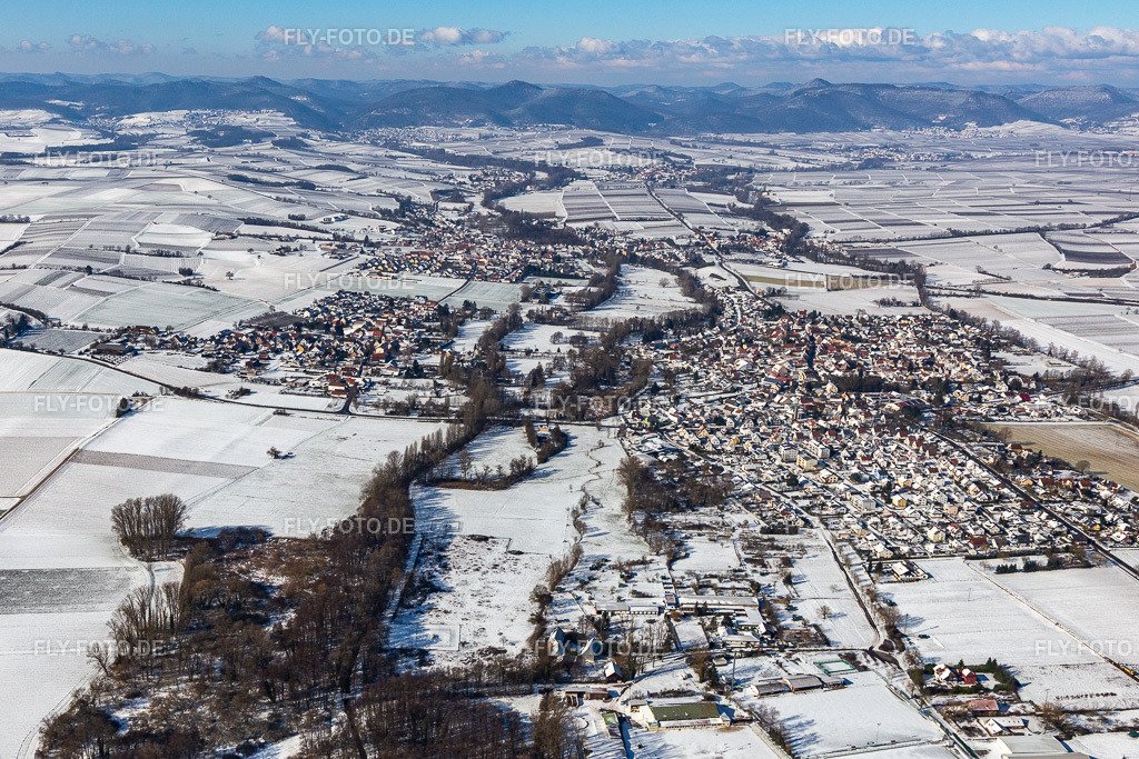 Winterluftbild im Schnee Billigheim | Luftbild: Winterluftbild im Schnee Billigheim im Ortsteil Billigheim in Billigheim-Ingenheim im Bundesland Rheinland-Pfalz in Deutschland. Foto: IMG_124736.jpg vom 11.02.2021 durch ©2025 Werner Riehm fly-foto.de/copyright - Realisiert mit Pictrs.com