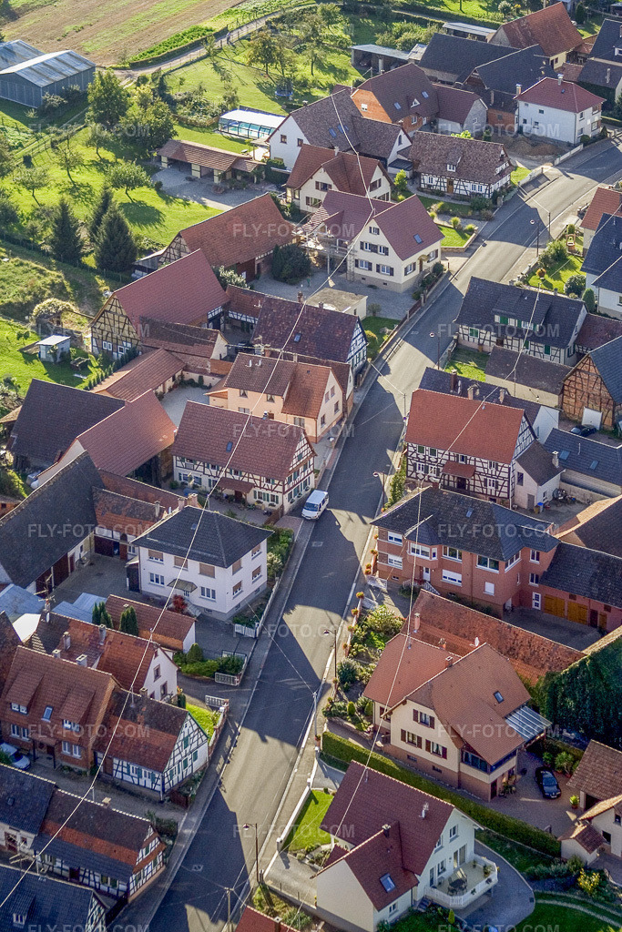 Aerial view: Rue Principale from the northeast in Schleithal in the state Bas-Rhin, France. – Photo: IMG_8023.jpg taken on 09/13/2007 by Werner Riehm/FLY-FOTO.com – Resolution of the original: 2304 x 3456 px