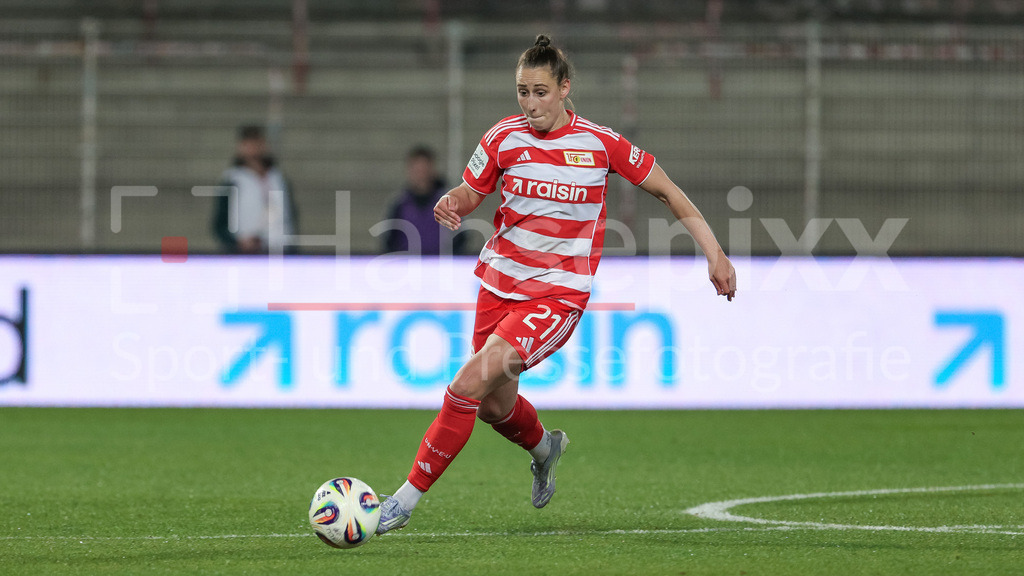 Fussball, Google Pixel Frauen-Bundesliga, 1. FC Union Berlin - SV Werder Bremen | Anna Weiß (1. FC Union Berlin, 21) am Ball, Freisteller, Einzelbild, Ganzkörper, Aktion, Action, Spielszene, DIE DFB-RICHTLINIEN UNTERSAGEN JEGLICHE NUTZUNG VON FOTOS ALS SEQUENZBILDER UND/ODER VIDEOÄHNLICHE FOTOSTRECKEN. DFB REGULATIONS PROHIBIT ANY USE OF PHOTOGRAPHS AS IMAGE SEQUENCES AND/OR QUASI-VIDEO.