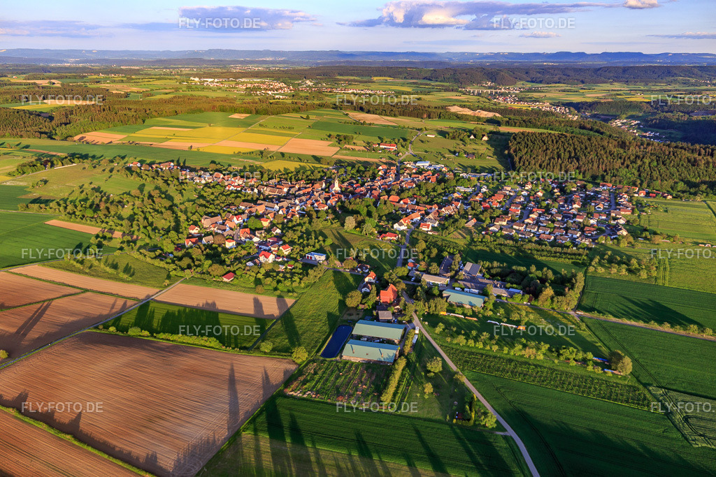 Dorfansicht aus Nordwesten | Luftbild: Dorfansicht aus Nordwesten im Ortsteil Betra in Horb im Bundesland Baden-Württemberg in Deutschland. Foto: IMG_114856.jpg vom 31.05.2019 durch Werner Riehm/FLY-FOTO.de - Realisiert mit Pictrs.com