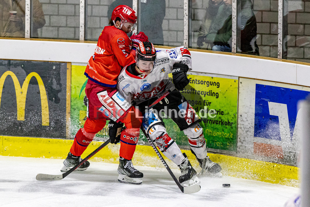 EC Peiting vs ECDC Memmingen | Eishockey Oberliga Süd 2023/2024, EC Peiting vs ECDC Memmingen, 20231103,
Kampf um den Puck Brett OUDERKIRK (ECP 9) und Leon HÄRING (ECDC 53),
2023-11-03 in Peiting (Eisstadion)
9 Brett OUDERKIRK (ECP 9), 53 Leon HÄRING (ECDC 53)
Copyright: WolfgangxLindner foto-lindner.de