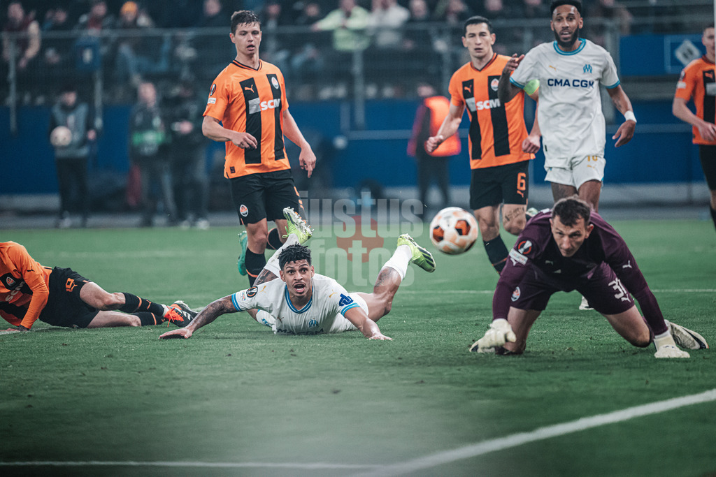 Fußball | Herren | Saison 2023/2024 | Play-Offs Europa League | FC Shakhtar Donetsk (UKR) vs. Olympique Marseille (FRA) | 15.02.2024 | Luis Henrique (#44, Olympique Marseille) schaut dem Ball hinterher