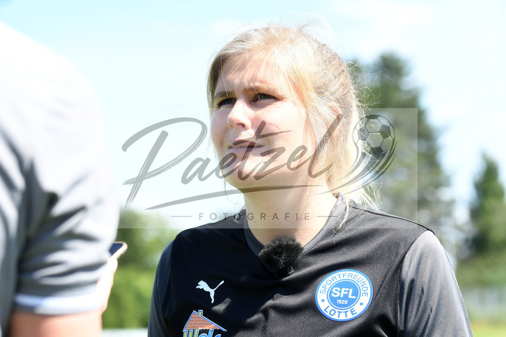 TRASFL20200713_0037 | Fussball, Herren: Trainerin Imke Wuebbenhorst (SF Lotte) schaut bei der Trainingseinheit von SF Lotte im Sportpark am Lotter Kreuz am 13.07.2020 in Lotte, Deutschland. - Realisiert mit Pictrs.com