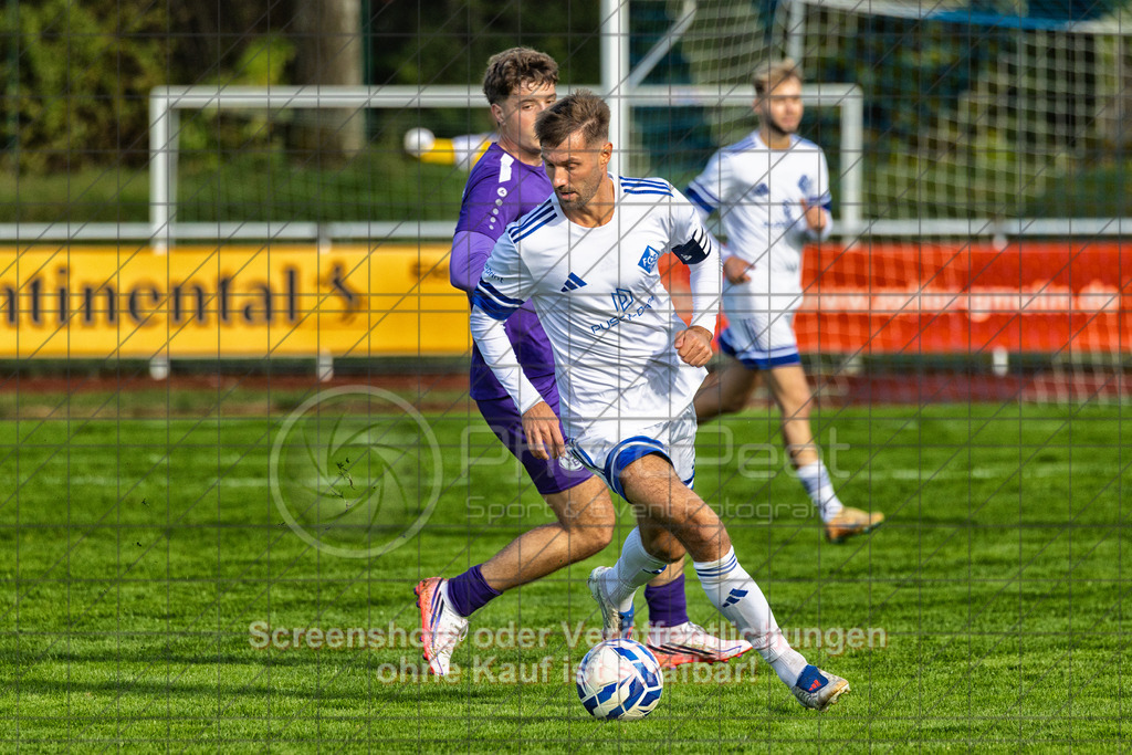 20261010_154002_0585-Bearbeitet_(c)_by_PhotoPeet | Marvin Leonhardt (1.FC Eislingen #13)1.FC Eislingen (weiß) vs. TSV Bernhausen (lila), Fussball, Landesliga 2 - wfv, 11. Spieltag, Saison 2026/2027, Rasenplatz, Eichbachstation, Haldenstraße, 73054 Eislingen, 10.10.2026 - 15:30 Uhr,Foto: PhotoPeet / Sport- &amp; Eventfotografie / Peter Harich