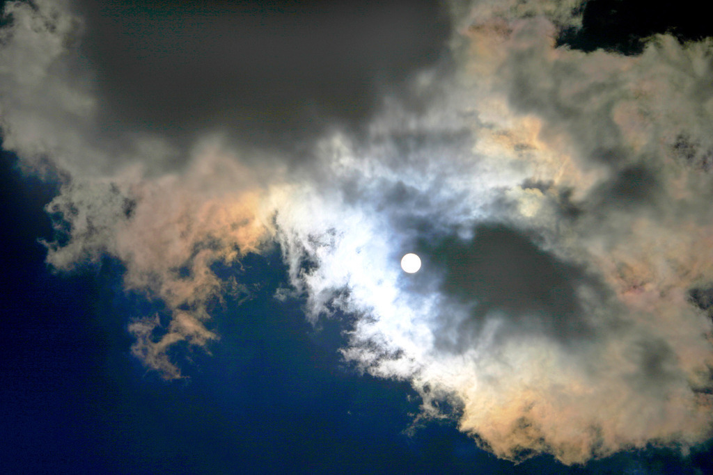 WolkenWort 12_Wolkenversteck | Wolkenwort # 12
Wolkenwort 12 Himmel über Lago di Vogorno, Tessin, September 2004
Fotoausstellung WOLKENWORTE, Oberbank Salzburg, Am alten Markt 4. 30.5. - 30.6.2006. Eine Veranstaltung der Europagesellschaft Salzburg.