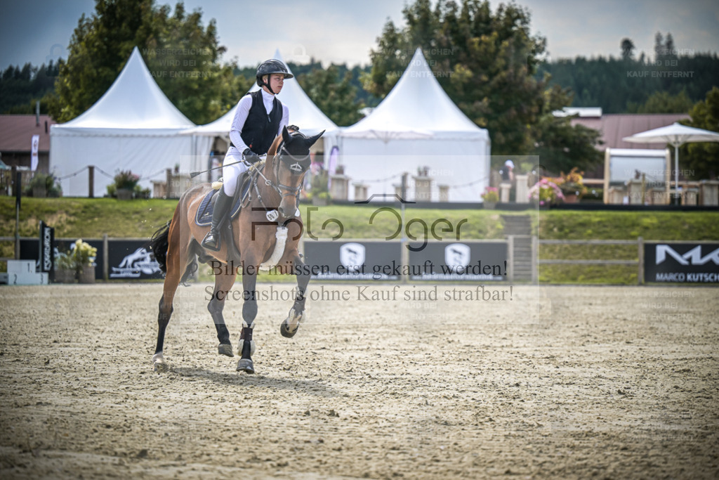 DOS_6784 | Entdecke hochwertige Reitturnierfotos von Foto Oger. Professionell, emotional und authentisch – jetzt Lieblingsmomente im Shop bestellen. - Realisiert mit Pictrs.com