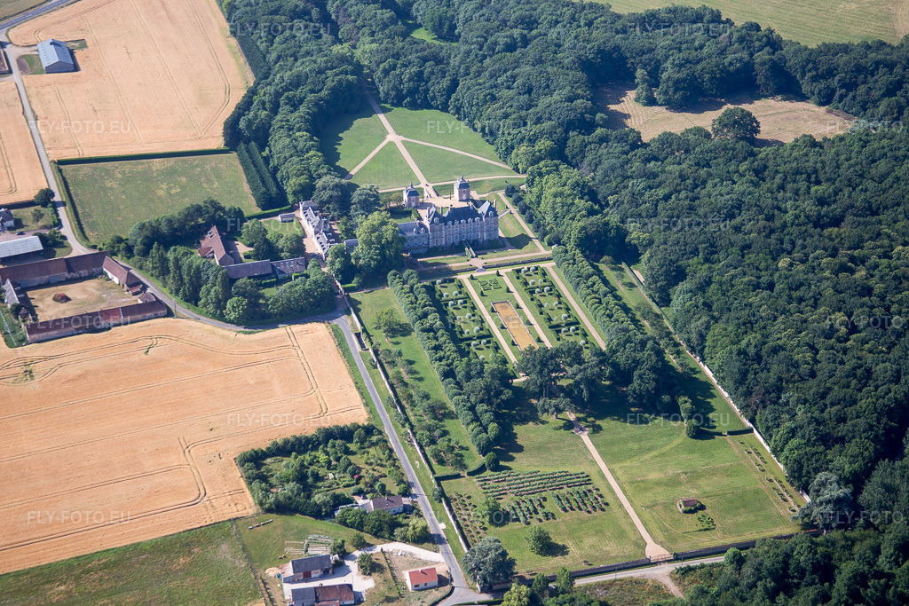 Vue aérienne: Parc du château de La Basse Cour à Huisseau-en-Beauce dans le département Loir et Cher, France. Photo: IMG_081181.jpg prise le 19/06/2015 par Werner Riehm/FLY-FOTO.euRésolution de l'original: 4979 x 3320 px