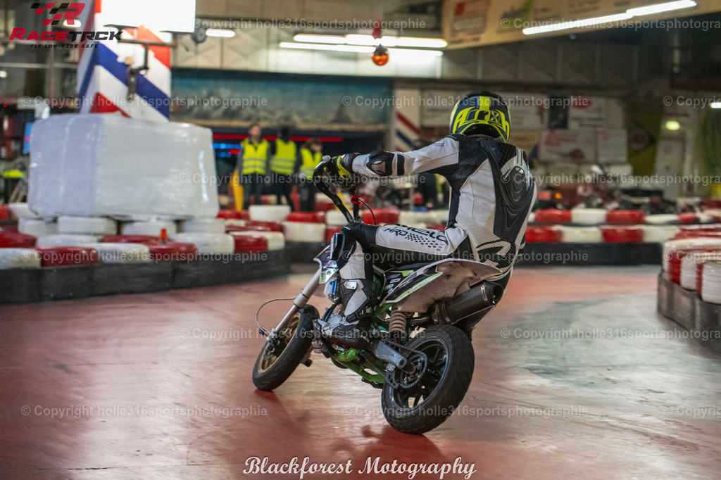 12_01racetrck.1007-7 | Sportfotografie , Motorsport, Motoross, Reitsport, Mointainbike, Enduro,
Landschaft , Outdoor, Eventfotografie, Landschaft, Bilder online bestellen - Realisiert mit Pictrs.com