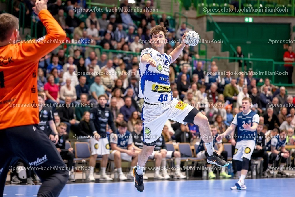 BHC11122501052 | 11.12.2025, Handball, HBL, Bergischer HC - ThSV Eisenach, Unihalle Wuppertal: Stephan Seitz (Eisenach #44) wirft auf das Tor von Torhüter Christopher Rudeck (BHC #01) 