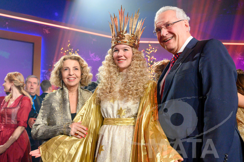 _DWA2138 | Michaela May, Christkind Nelli Lunkenheimer,  Joachim Hermann bei '30 Jahre Sternstunden-Gala 2023' in der Frankenhalle. Nürnberg, 15.12.2023 - Realisiert mit Pictrs.com
