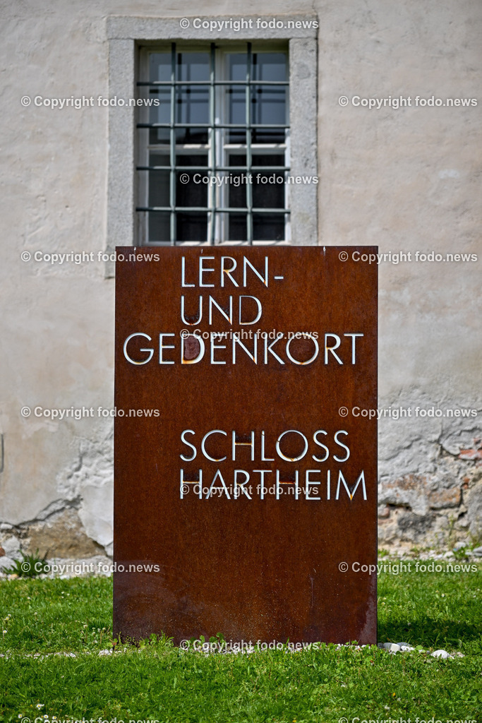 Hartheim_ Lern- und Gedenkschloss_ 07.05.2025-19 | 07.05.2025, Hartheim, AUT, Lern- und Gedenkort, Schloss Hartheim, im Bild Schloss Hartheim, Toetungsanstalt der Nazionalsozialisten waehrend des 2. Weltkrieg, NS-Zeit, Holocaust, Euthanasie, Psychiatrie, Gedenkstaette, KZ-Haeftlinge, Menschen mit Behinderung, Verbrechen, Weg der Vielfalt, gegen Vergessen