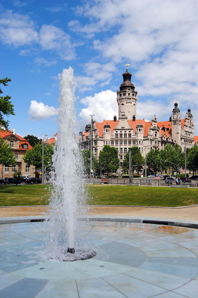 Fritz von Harck Anlage - Blick zum Neuen Rathaus | Entdecke über 20 Kategorien Leipzig-Motive: Foto-Downloads, hochwertige Poster, Leinwand- & Fine-Art-Prints. Jetzt Lieblingsfoto im Bildlexikon Leipzig Shop bestellen!