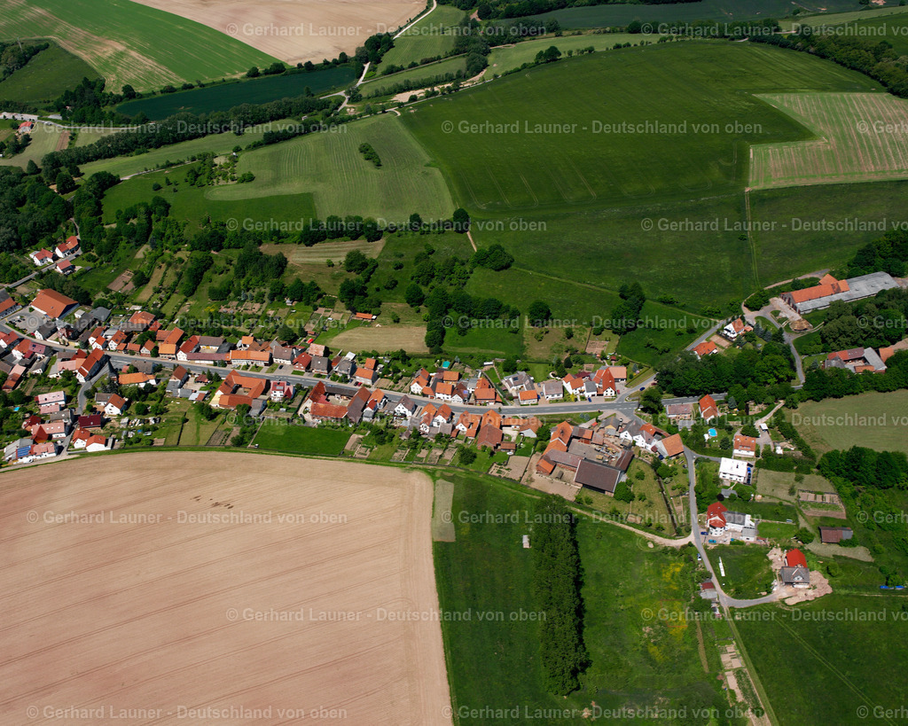 2634344 | WEIßENBORN-LüDERODE 09.06.2006 Landwirtschaftliche Nutzflächen und Feldgrenzen  umsäumen das Siedlungsgebiet des Dorfes in Weißenborn-Lüderode im Bundesland Thüringen, Deutschland // Agricultural land and field boundaries surround the settlement area of the village  in Weißenborn-Lüderode in the state Thuringia, Germany Foto: Gerhard Launer