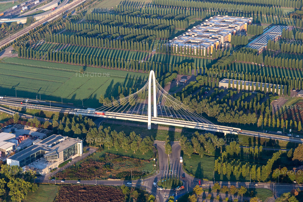 Luftbild: Brücke Vela di Calatrava NORD über die Schnellbahntrasse und Autostrada del Sole in Reggio nell’Emilia im Bundesland Reggio Emilia in Italien. Foto: IMG_134804.jpg vom 20.09.2022 durch Werner Riehm/FLY-FOTO.deTURISMO.COMUNE.RE.IT