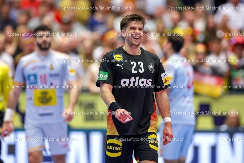 EHF19012602162 | 19.01.2026, Handball, Men's EHF EURO 2026, Deutschland - Spanien, Jyske Bank Boxen in Herning, Dänemark, Preliminary Round:  Renars Uscins (Germany #23) lachend 