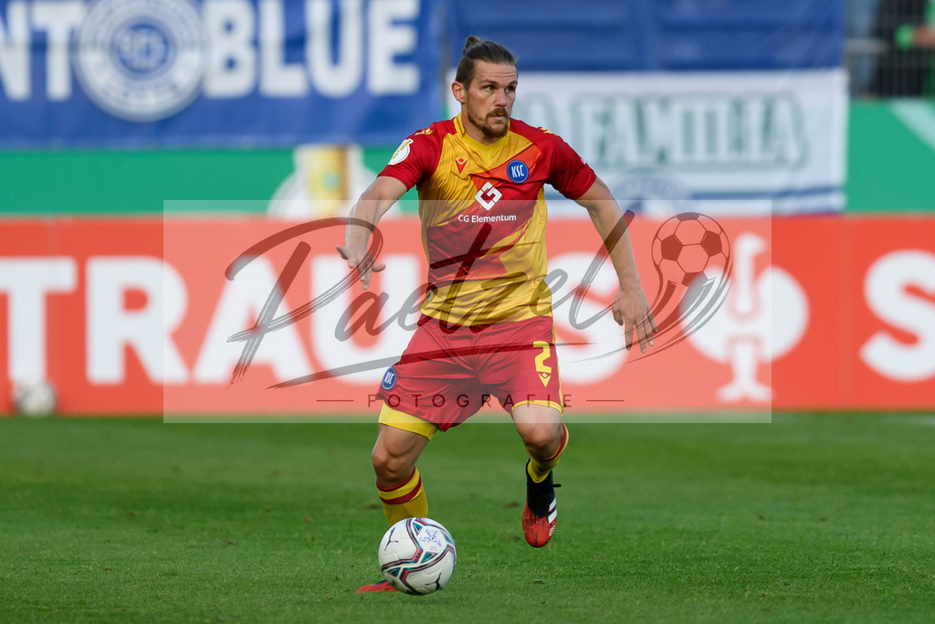 LOTKSC20210809_244 | Fussball, Herren: Sebastian Jung (Karlsruher SC) in Aktion, am Ball, Einzelaktion beim Spiel der 1. Runde im DFB-Pokal zwischen SF Lotte und Karlsruher SC im Stadion am Lotter Kreuz am 09.08.2021 in Lotte, Deutschland.DFB / DFL REGULATIONS PROHIBIT ANY USE OF PHOTOGRAPHS AS IMAGE SEQUENCES AND/OR QUASI-VIDEO. - Realisiert mit Pictrs.com