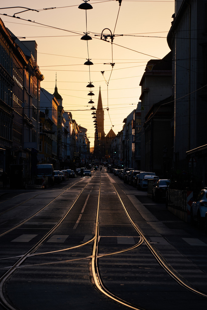 Blick durch die Märzstrasse auf die Katholische Kirche Rudolfsheim | Wien, Austria - February 23, 2022: Blick durch die Märzstrasse auf die Katholische Kirche Rudolfsheim. - Realisiert mit Pictrs.com