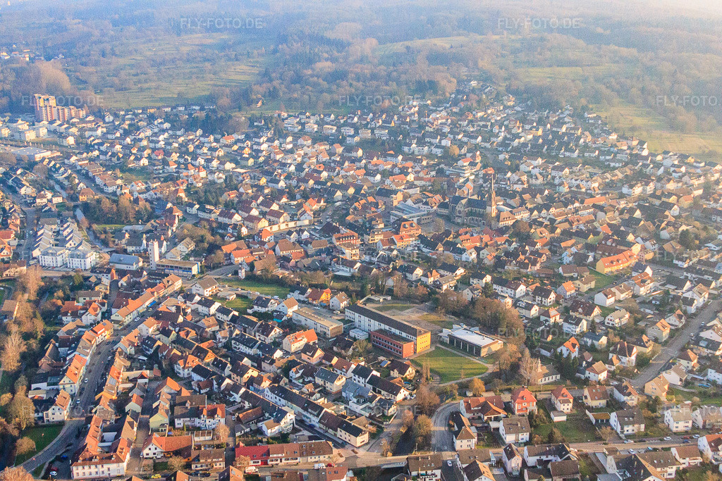 Luftbild: Favoriteschule Kuppenheim GWRS und Stadtkirche St. Sebastian in Kuppenheim im Bundesland Baden-Württemberg in Deutschland. – Foto: IMG_62015.jpg vom 31.01.2014 durch Werner Riehm/FLY-FOTO.de – Auflösung des Originals: 4752 x 3168 px – Favoriteschule Kuppenheim