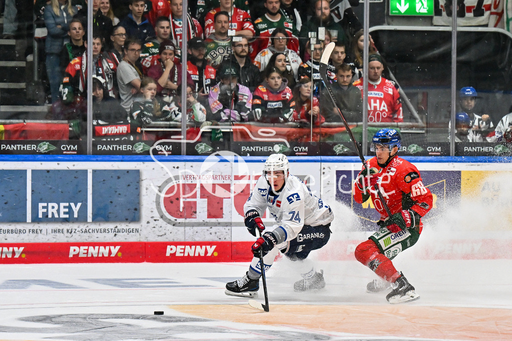 Augsburger Panther - Adler Mannheim | im Duell Justin SCHÜTZ (Adler Mannheim 73) und Fabrizio PILU (Augsburger Panther 68) / Zweikampf / DEL: Augsburger Panther - Adler Mannheim; Curt Frenzel Stadion am 14.09.2025