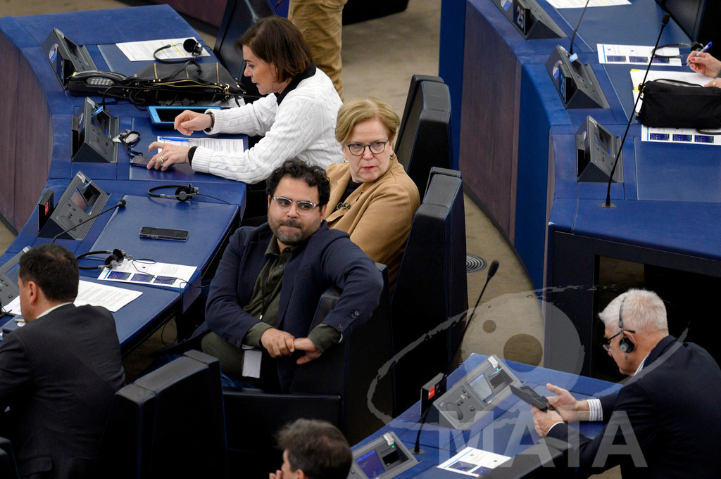 _DWI0267 | Mohammed Chahim (MdEP 2019-2024), Partij van de Arbeid (Niederlande) und Gabriele Bischoff (MdEP 2019-2024), Sozialdemokratische Partei Deutschlands bei Wiederaufnahme der letzte Plenarsitzung. Das Europäische Parlament in Straßburg, 22.04.2024 - Realized with Pictrs.com