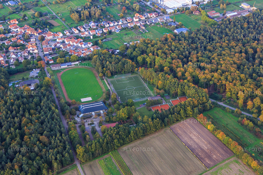 Luftbild: Stadion des TuS 1908 Schaidt am Rand des Bienwalds von Süden im Ortsteil Schaidt in Wörth im Bundesland Rheinland-Pfalz in Deutschland. Foto: IMG_074713.jpg vom 14.10.2014 durch Werner Riehm/FLY-FOTO.deWWW.TUS08-SCHAIDT.DE