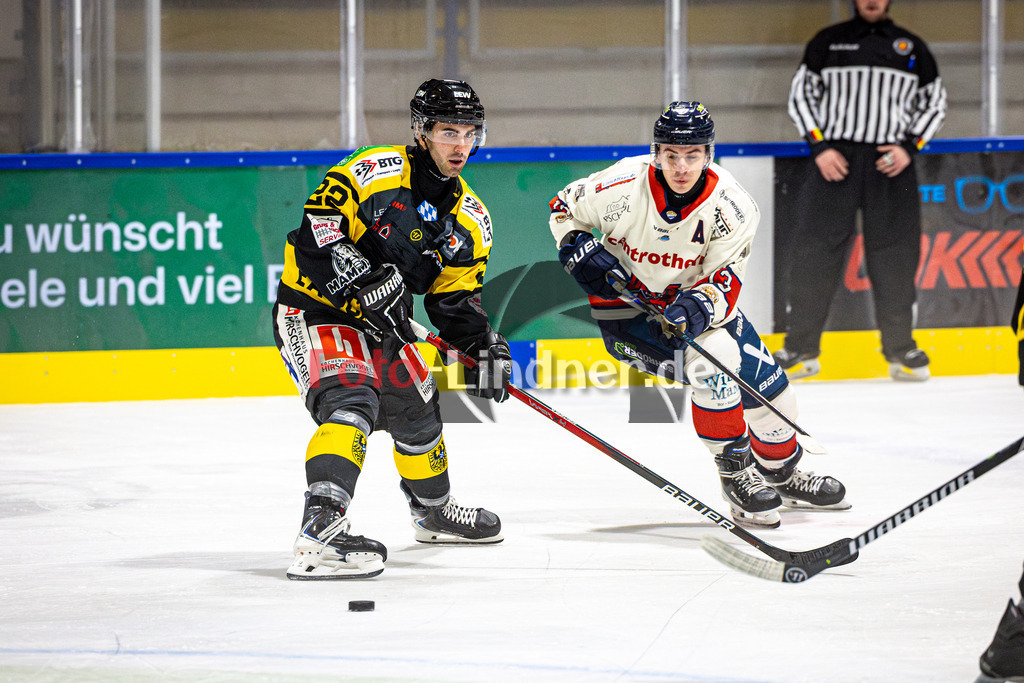 EA Schongau MANNUTS gegen VfE Ulm/Neu-Ulm DEVILS | Eishockey Bayernliga 2025/26 Vorrunde 6 Spieltag, EA Schongau MANNUTS gegen VfE Ulm/Neu-Ulm DEVILS, 20251031,David MOOR (EA Schongau MAMMUTS 22) in Aktion, Zweikampf,2025-10-31 in Schongau (Eisstadion Schongau), David MOOR (EA Schongau MAMMUTS 22), Julian TISCHENDORF (VfE Ulm/Neu-Ulm DEVILS 13)Copyright: WolfgangxLindner www.foto-lindner.de