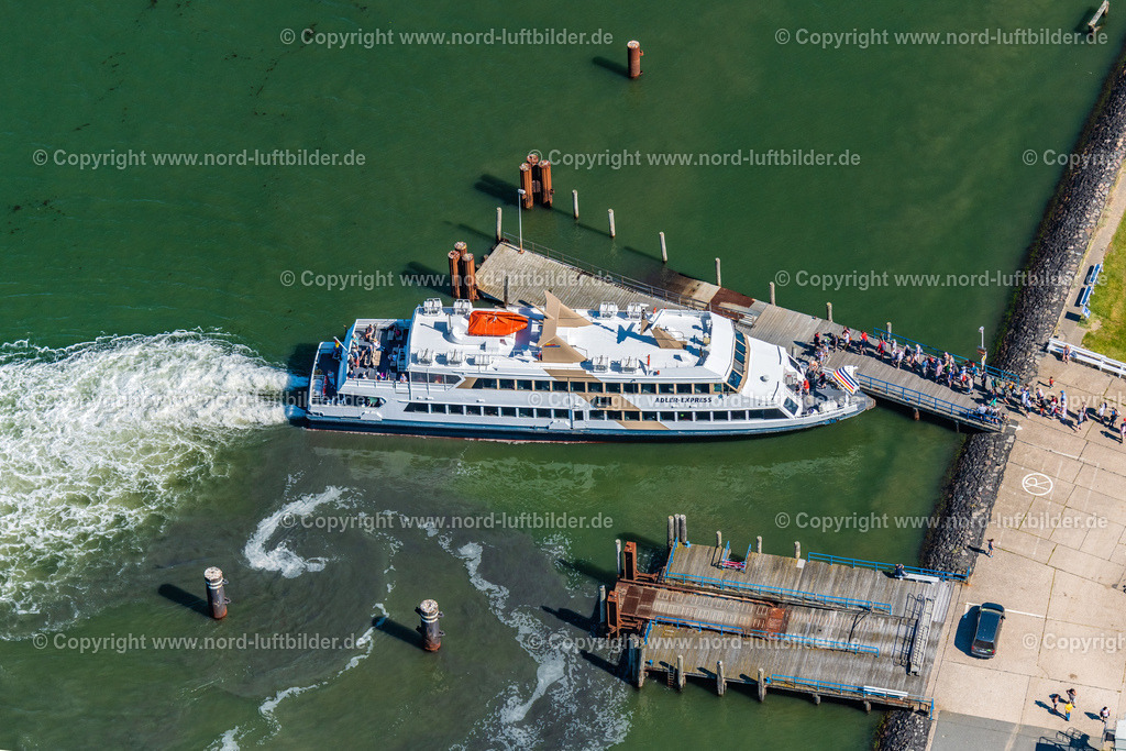 Hallig_Hooge_Adler_Express_Adler_Schiffe_ELS_9230130822 | HOOGE 13.08.2022 Hallig Hooge Hafenanlage mit Passagierschiff Adler Express beim Anlegen im Bundesland Schleswig-Holstein, Deutschland. Weiterführende Informationen bei: Adler-Schiffe GmbH & Co. KG. // Hallig Hooge port facility with passenger ship Adler Express docking in the state Schleswig-Holstein, Germany. Further information at: Adler-Schiffe GmbH & Co. KG. Foto: Martin Elsen