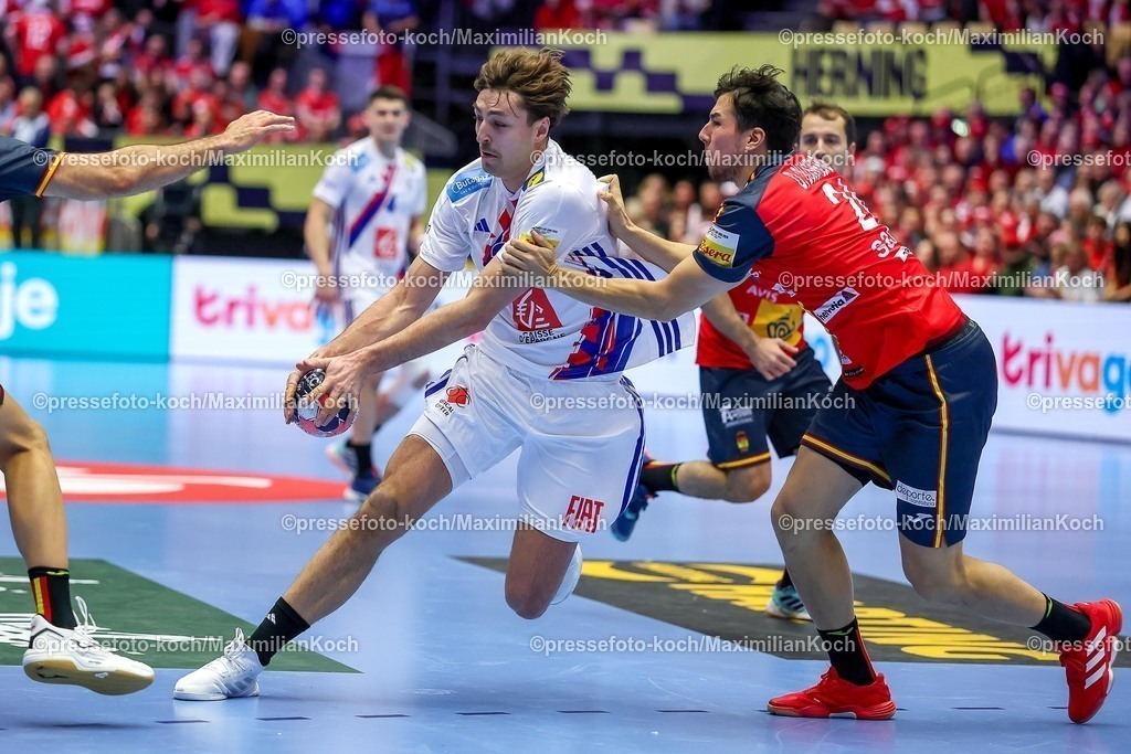 EHF26012602041 | 26.01.2026, Handball, Men's EHF EURO 2026, Frankreich - Spanien, Jyske Bank Boxen in Herning, Dänemark, Main Round:  Thibaud Briet (France #39) im Zweikampf gegen   Gauthier Ivah (France #24)