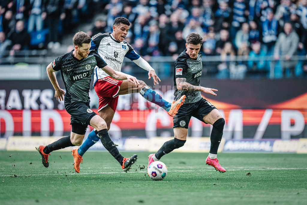 Fußball | Männer | Saison 2023/2024 | 2. Fußball-Bundesliga | 23. Spieltag | Hamburger SV vs. SV 07 Elversberg | 25.02.2024 | v.l. Florian Le Joncour (#3, SV 07 Elversberg) trennt Ransford Königsdörffer (#11, HSV) vom Ball, rechts Hugo Vandermersch (#18, SV 07 Elversberg)