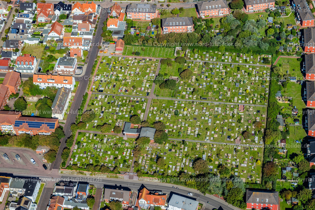 Norderney_Friedhof_ELS_7060050923 | NORDERNEY 05.09.2023 Grabreihen auf dem Gelände des Friedhofes inder Jann-Berghaus-Straße 44-45 auf Norderney im Bundesland Niedersachsen, Deutschland. // Rows of graves on the grounds of the cemetery at Jann-Berghaus-Strasse 44-45 on Norderney in the state Lower Saxony, Germany. Foto: Martin Elsen