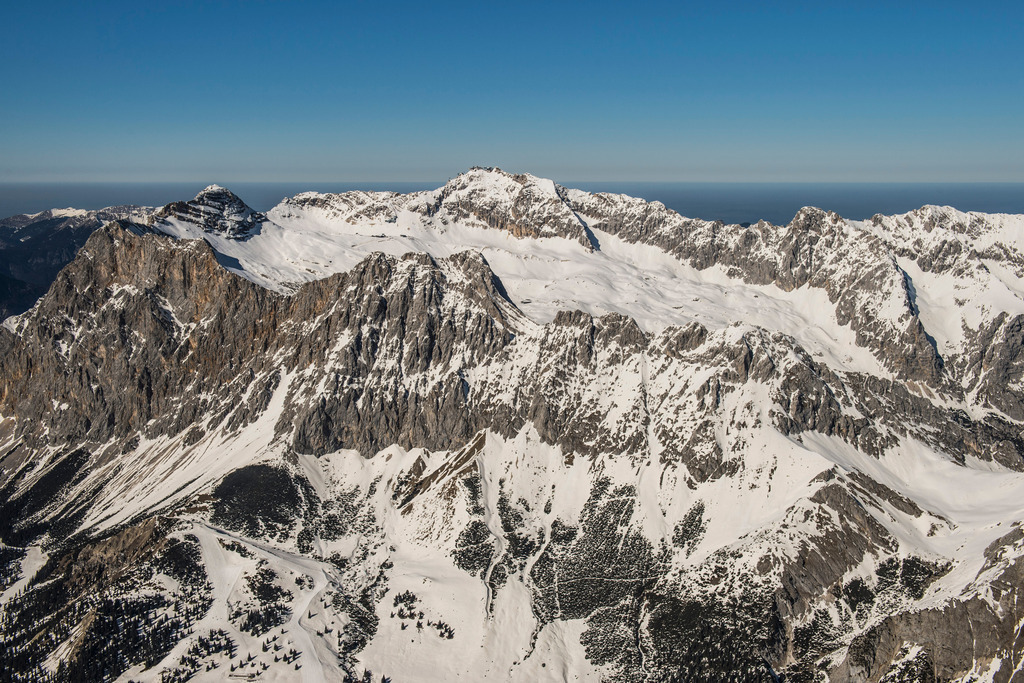 Felsen- Massiv und Berglandschaft des Zugspitzmassiv mit den Gipfeln der Zugspitze | Felsen- Massiv und Berglandschaft des Zugspitzmassiv mit den Gipfeln der Zugspitze
