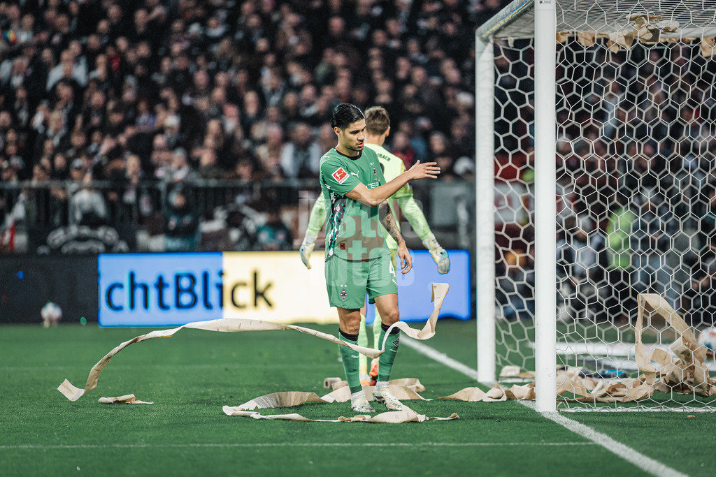 Fußball | Männer | Saison 2025/2026  | Fußball-Bundesliga | 09. Spieltag | FC St. Pauli vs. Borussia Mönchengladbach | 01.11.2025 | Kevin Diks (#4, Borussia Mönchengladbach) räumt Klopapapierrollen weg