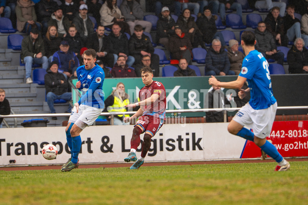 Fußball I Herren I Saison 2025-2026 I Regionalliga Nord I 23. Spieltag I TuS Blau-Weiß Lohne - SC Weiche Flensburg 08 I 0039 | Rene Guder (17, SC Weiche Flensburg 08) mit dem Torschuss - Realisiert mit Pictrs.com
